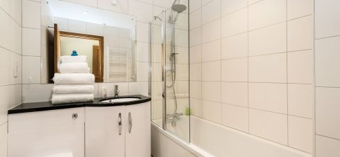 Silver Birch bathroom with bath. As part of Silver Mist holiday cottage which sleeps 16, Silver Birch and Early Mist each have one bathroom with the other ensuites being shower rooms