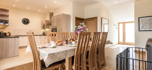 Hedgehunter kitchen and dining room for families sleeps 8 people and sits 12 people